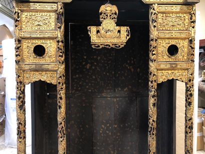 null Autel bouddhique en bois sculpté laqué noir rehaussé d'or ouvrant en partie...