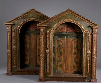 null Important carved, polychromed and gilded wood niche. Painted decoration of scrolls...