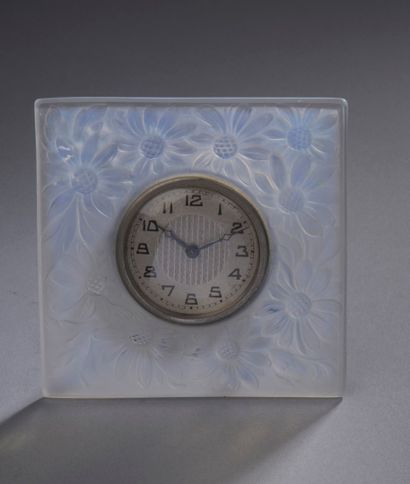 null FRENCH WORK 1930

Table clock with square body in pressed opalescent glass decorated...