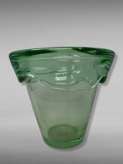  DAUM - NANCY 
Important vase conique à col renflé. Épreuve en cristal vert clair....