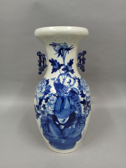 CHINE, Canton - XXe siècle 
Vase balustre...