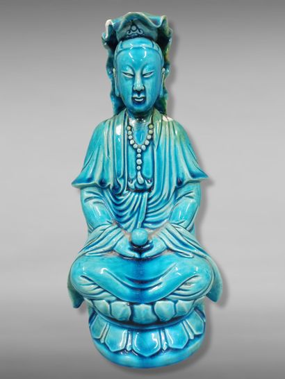 null CHINE - Vers 1900

Statuette de Guanyin émaillée turquoise sur le biscuit, assise...