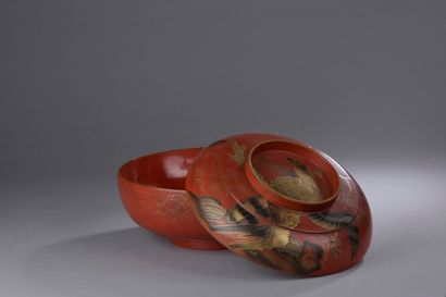 JAPAN - Early 20th century 
A round red lacquer...