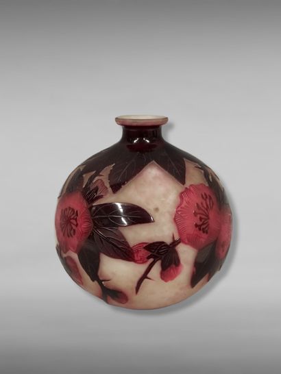 null André DELATTE (1887 - 1953)

Vase sphérique épaulé à petit col conique. Épreuve...