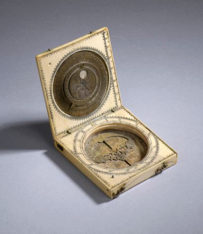 null Portable universal sundial in engraved ivory with denticulated frieze and brass...
