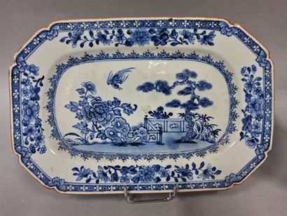null CHINA - QIANLONG period (1736 - 1795)

Small porcelain display stand with blue...