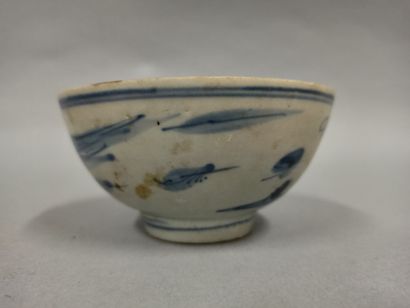 null CHINA - 19th century

Porcelain bowl decorated in blue underglaze with a fisherman...