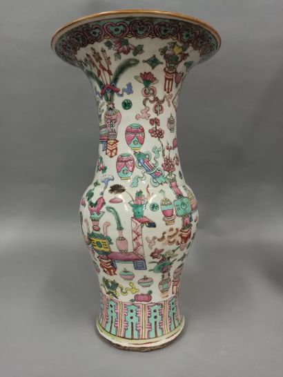 null CHINE - XIXe siècle

Deux vases, l'un de forme carré à col évasé et deux anses...