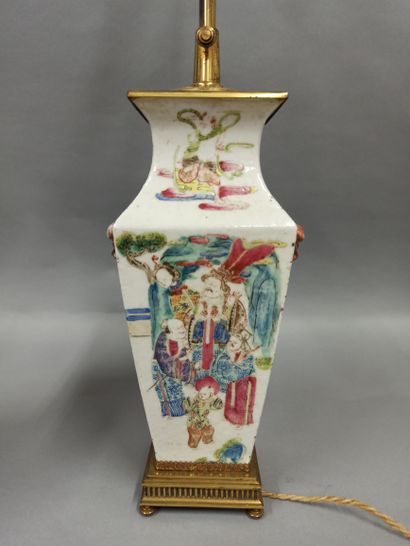 null CHINE - XIXe siècle

Deux vases, l'un de forme carré à col évasé et deux anses...