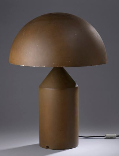  Vico MAGISTRETTI (né en 1920) 
Lampe « Atollo 233 », modèle créé en 1977, en métal...