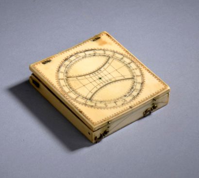 null Portable universal sundial in engraved ivory with denticulated frieze and brass...