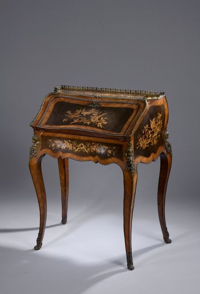 null SORMANI (Attributed to)

A small veneered desk on cambered legs opening with...