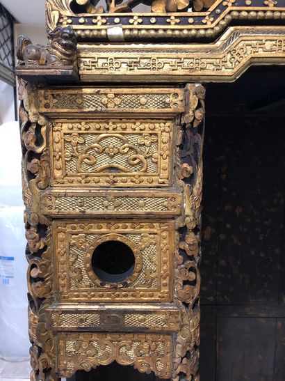 null Autel bouddhique en bois sculpté laqué noir rehaussé d'or ouvrant en partie...