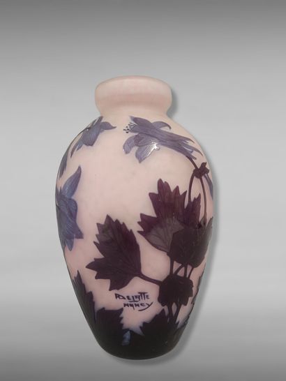 null André DELATTE (1887 - 1953)

Vase ovoïde épaulé et petit col conique. Épreuve...