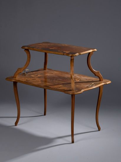null ETABLISSEMENTS GALLE (1904-1936)

Carved moulded walnut tea table with two rectangular...