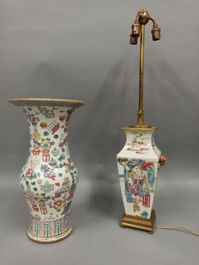 null CHINE - XIXe siècle

Deux vases, l'un de forme carré à col évasé et deux anses...