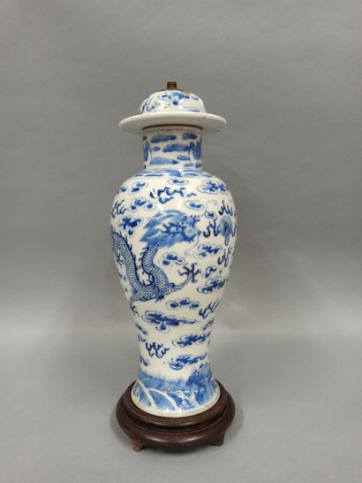 null CHINE - Fin XIXe siècle

Potiche en porcelaine à décor en bleu sous couverte...