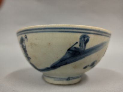 null CHINA - 19th century

Porcelain bowl decorated in blue underglaze with a fisherman...