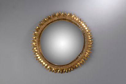  Line VAUTRIN (1913-1997) 
Miroir « Chardon » en Talosel jaune et miroirs dorés (déformations,...