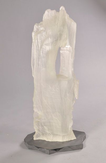 null REID Colin, né en 1953

R 817

sculpture en verre blanc givré sur une face sur...