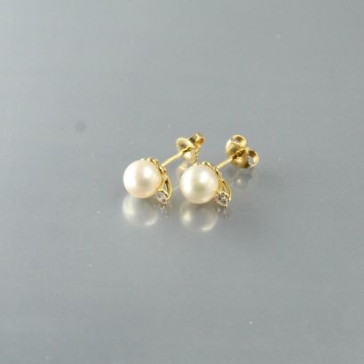 null 
Paire de clous d'oreilles en or jaune 18k (750) ornés chacun d'une perle de...