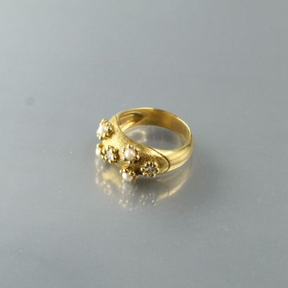 null Bague en or jaune 18k (750) ornée de quatre petites perles et de trois diamants.

Signé...
