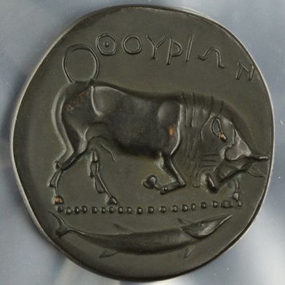 null Médaille de table en bronze patinée noir reproduisant une pièce grecque agrandie.

Diam....