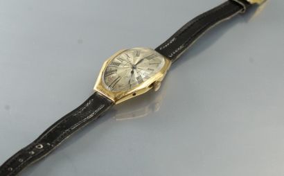 null Montre bracelet, boîtier octogonale en or jaune 18k(750), cadran guilloché à

fond...