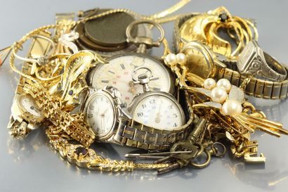 null Lot comprenant des bijoux fantaisie dont trois montres bracelet de dame en métal...