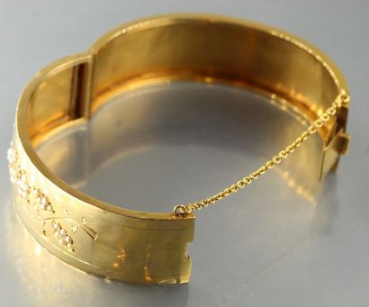 null Bracelet rigide en or jaune 18k (750) orné de perles et d'un décor floral cisellé....