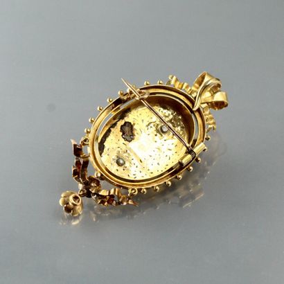 null Pendentif/broche ovale en or jaune 18k (750) à motif floral orné de perles de...