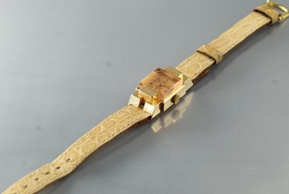null KODY

Montre bracelet de dame, boîtier rectangulaire en or jaune 18K (750) cadran...
