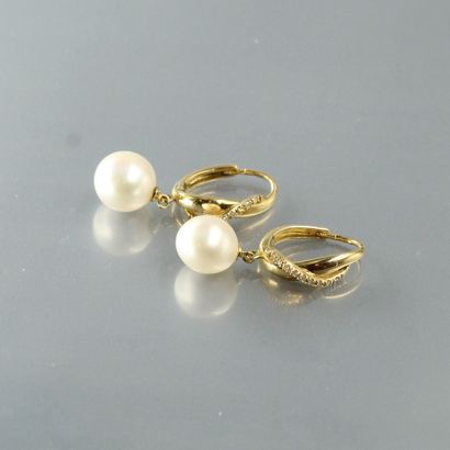 null Paire de boucles d'oreilles en or jaune 18k (750) ornée chacun d'une perle de...