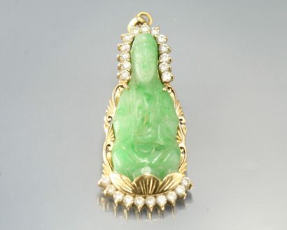null Pendentif en or jaune 18k (750) ornée d'un buddha sculpté en jade (traité),...