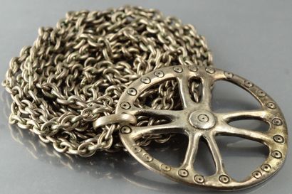 null Collier en argent (Crabe) composé d'un pendentif figurant une roue et d'une...