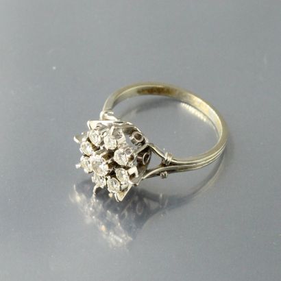 null Bague fleur en or gris 18k (750) ornée d'un diamant centrale et entouré de 8...