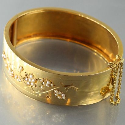 null Bracelet rigide en or jaune 18k (750) orné de perles et d'un décor floral cisellé....
