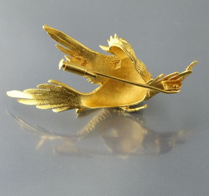 null Broche en or jaune 18k (750) stylisant un oiseau perché sur une branche.

Poids...