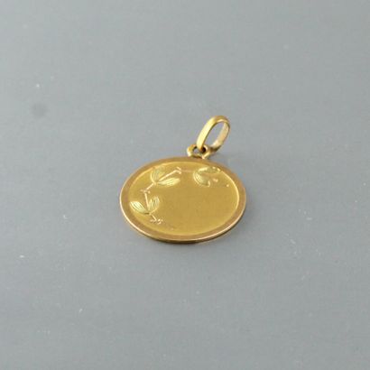 null Médaille ronde de baptême (non gravée) en or jaune 18k (750), l'avers à décor...