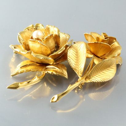 null Deux broches en métal doré figurant une rose, l'une ornée d'une perle en son...