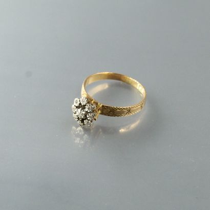 null Bague fleur en or gris et or jaune 18k (750) ornée de diamants.

L'anneau est...