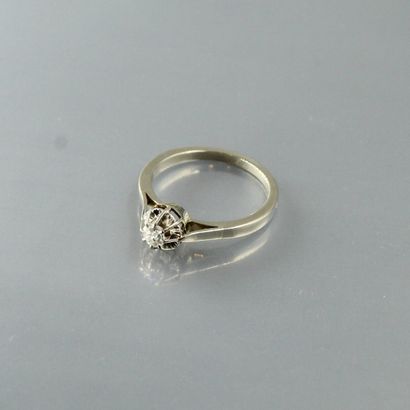 null Solitaire en or gris 18k (750) et platine ornée d'un diamant rond taille ancienne.

Poinçon...
