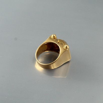 null 
Chevalière en or jaune 18k (750) et platine ornée d'un diamant principale taille...