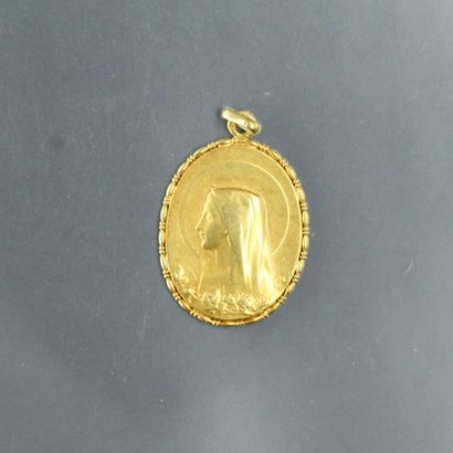 null Medaille ovale en or jaune 18K (750) représentant la vierge Marie.

Au dos gravure...
