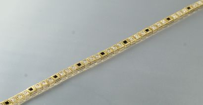 null Bracelet en or jaune 18k (750) à maille carrée, ornée de diamants et saphirs.

Tour...