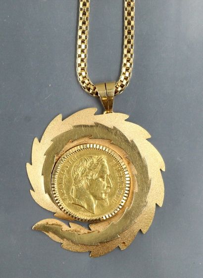 null 
Chaîne en or 18k (750) à maille vénitienne accompagnée d'un pendentif en or...