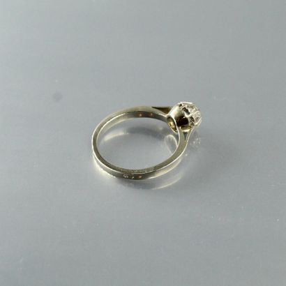 null Solitaire en or gris 18k (750) et platine ornée d'un diamant rond taille ancienne.

Poinçon...