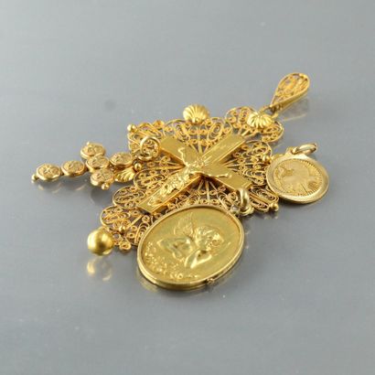 null Lot d'or jaune 18k (750) composé de médaillons de baptême, croix, et pendentif....