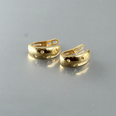 null 
Paire de boucles d'oreilles en or jaune 18k (750) ornées de diamants.




Poinçon...