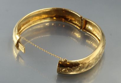 null Bracelet jonc en or jaune 18k (750) à décor de rinceaux.

Poinçon tête d'aigle....